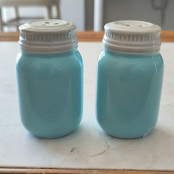Mason Jar Ceramic Salt and Pepper Shakers - Picture 4 of 7